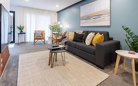 Stylish Central City Townhouse Next To Little High